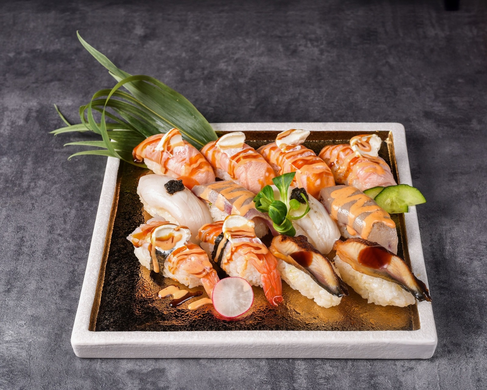 Tabla premium de sushi y sashimi en OISHI Crevillent